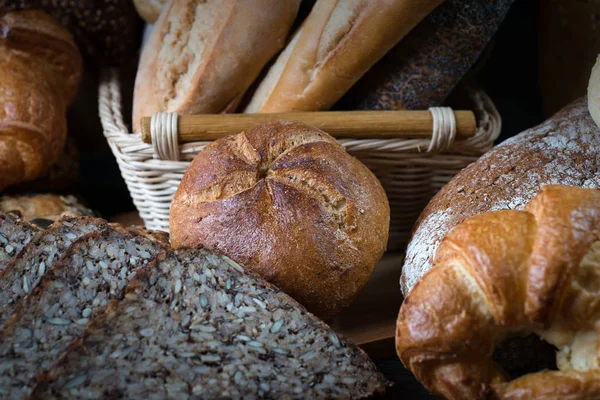 Ποικιλία Από Φρέσκα Σπιτικά Ψωμιά Και Αρτοσκευάσματα — Φωτογραφία Αρχείου