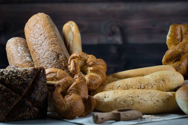 çeşitli taze ev yapımı ekmek ve hamur işleri