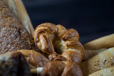 çeşitli taze ev yapımı ekmek ve hamur işleri