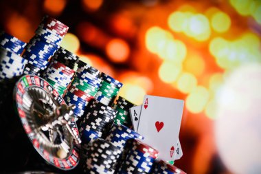  Casino arka plan, poker fişleri ve oyun Masa, rulet tekerleği hareket üzerinde kartları
