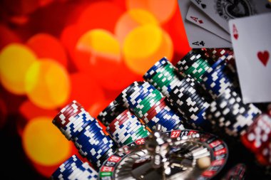  Casino arka plan, poker fişleri ve oyun Masa, rulet tekerleği hareket üzerinde kartları