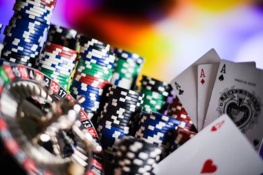  Casino arka plan, poker fişleri ve oyun Masa, rulet tekerleği hareket üzerinde kartları