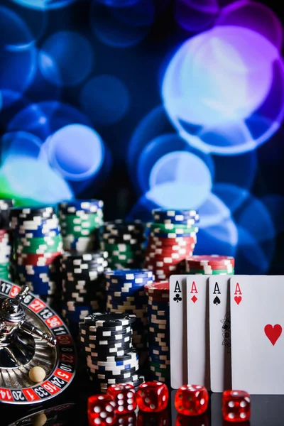 Casino Bakgrund Tärningar Pokermarker Och Kort Spel Bord Roulettehjulet Rörelse — Stockfoto
