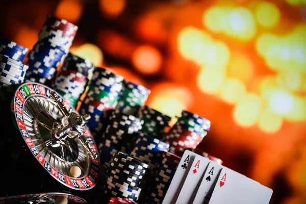Casino Bakgrund Poker Chips Och Kort Spel Bord Roulettehjulet Rörelse — Stockfoto