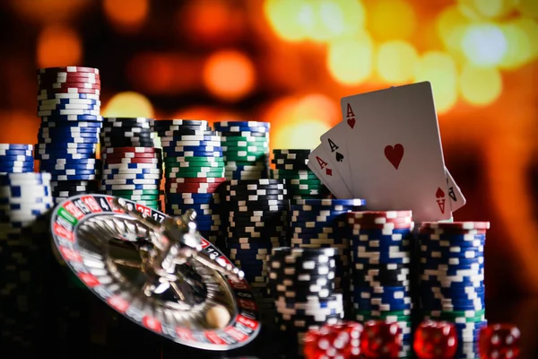  Casino arka plan, poker fişleri ve oyun Masa, rulet tekerleği hareket üzerinde kartları