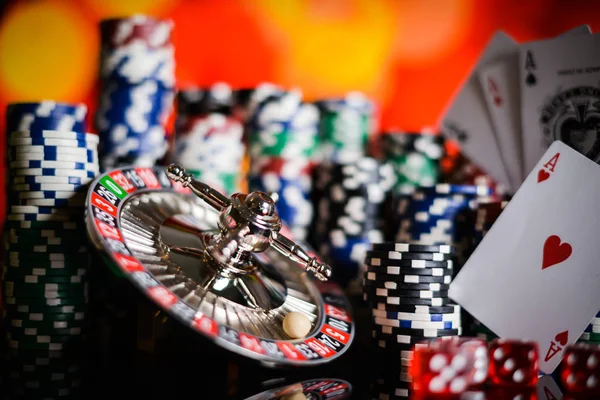 Casino Bakgrund Poker Chips Och Kort Spel Bord Roulettehjulet Rörelse — Stockfoto