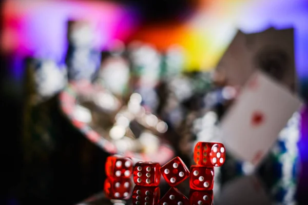 五颜六色的游戏骰子与模糊的赌场背景上的点 — 图库照片