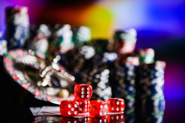 Noktalı bulanık casino arka plan üzerinde renkli oyun zar