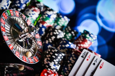  Casino arka plan, poker fişleri ve oyun Masa, rulet tekerleği hareket üzerinde kartları