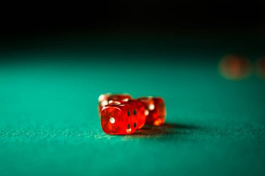 Arka plan bulanık nokta renkli oyun zar