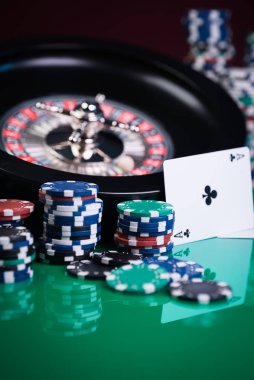  Casino arka plan, poker fişleri ve oyun Masa, rulet tekerleği hareket üzerinde kartları
