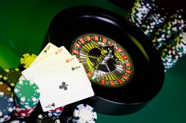  Casino arka plan, poker fişleri ve oyun Masa, rulet tekerleği hareket üzerinde kartları