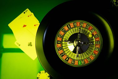 Masada iskambil kağıtları olan kumar ekipmanları