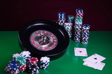  Casino arka plan, poker fişleri ve oyun Masa, rulet tekerleği hareket üzerinde kartları