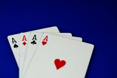 Mavi arka planda aslarla iskambil kağıtlarının kapatılması