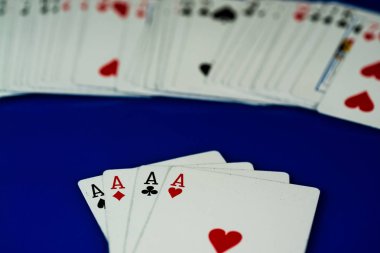 Mavi arka planda yatan iskambil kartları