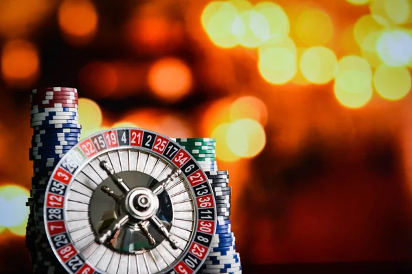 Casino Arka Plan Rulet Tekerleği Hareket Oyun Masada Poker Fişleri — Stok fotoğraf