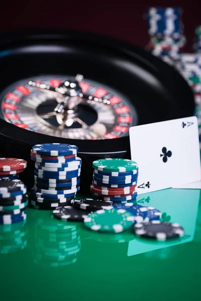 カジノの背景 ポーカー チップ カードのゲーム テーブル ルーレット ホイールの動きに — ストック写真