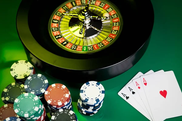 Φόντο Καζίνο Πόκερ Μάρκες Και Κάρτες Στον Πίνακα Τυχερού Παιχνιδιού — Φωτογραφία Αρχείου