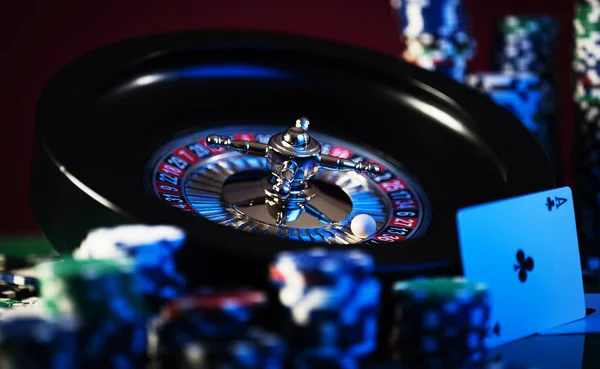 Fondo Del Casino Fichas Póquer Cartas Mesa Juego Ruleta Movimiento —  Fotos de Stock