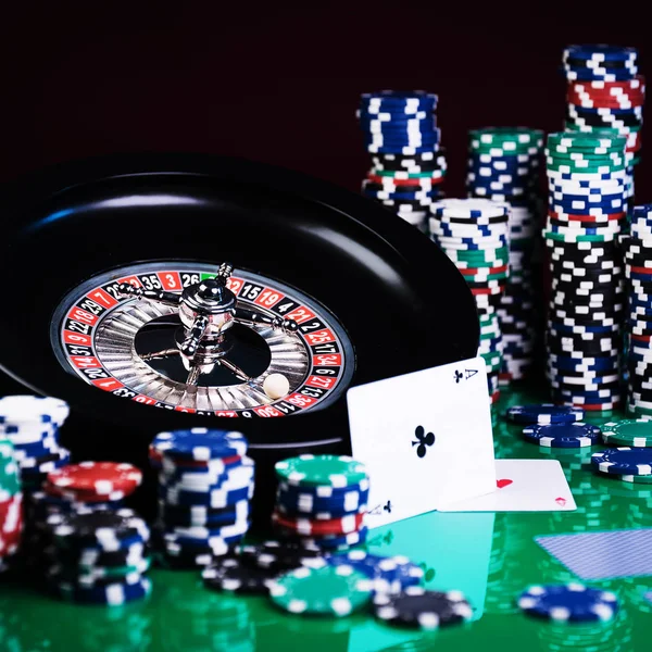 Kaszinó Háttér Póker Chipek Kártyák Szerencsejáték Asztalt Rulett Kerék Mozgásban — Stock Fotó
