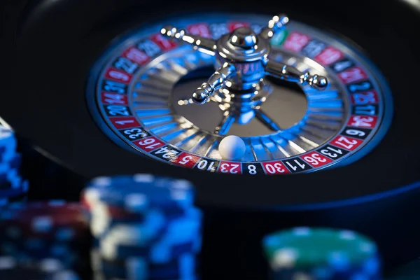 Casino Van Achtergrond Poker Chips Speeltafel Roulettewiel Beweging — Stockfoto