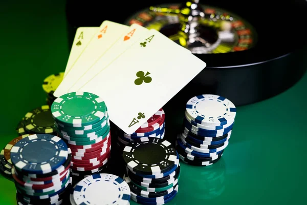 Φόντο Καζίνο Πόκερ Μάρκες Και Κάρτες Στον Πίνακα Τυχερού Παιχνιδιού — Φωτογραφία Αρχείου