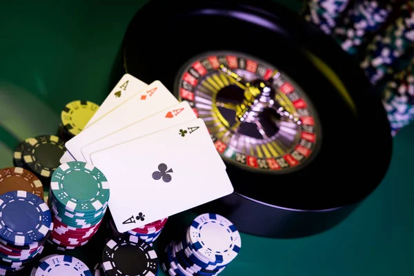 Casino Bakgrund Poker Chips Och Kort Spel Bord Roulettehjulet Rörelse — Stockfoto