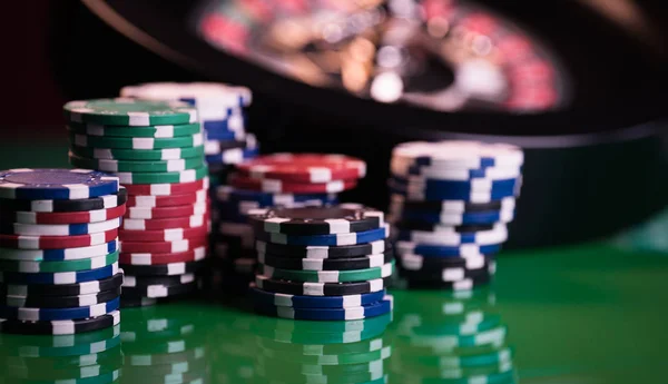 Μάρκες Πόκερ Καζίνο Φόντο Στον Πίνακα Τυχερού Παιχνιδιού Τροχό Της — Φωτογραφία Αρχείου