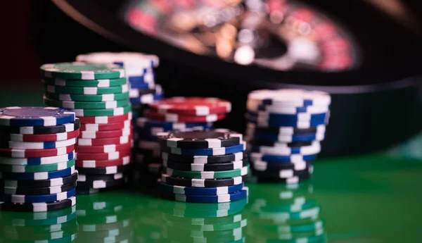 Casino Arka Plan Rulet Tekerleği Hareket Oyun Masada Poker Fişleri — Stok fotoğraf