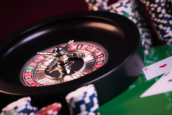 Casino Van Achtergrond Poker Chips Kaarten Speeltafel Roulettewiel Beweging — Stockfoto