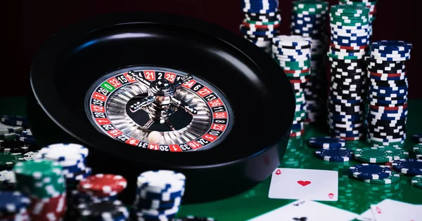 Fondo Del Casino Fichas Póquer Cartas Mesa Juego Ruleta Movimiento — Foto de Stock