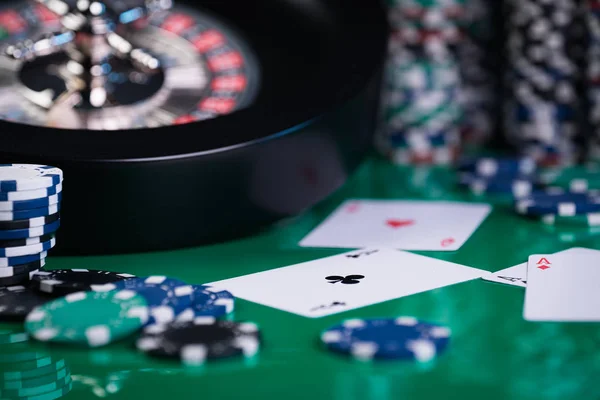 Casino Bakgrund Poker Chips Och Kort Spel Bord Roulettehjulet Rörelse — Stockfoto