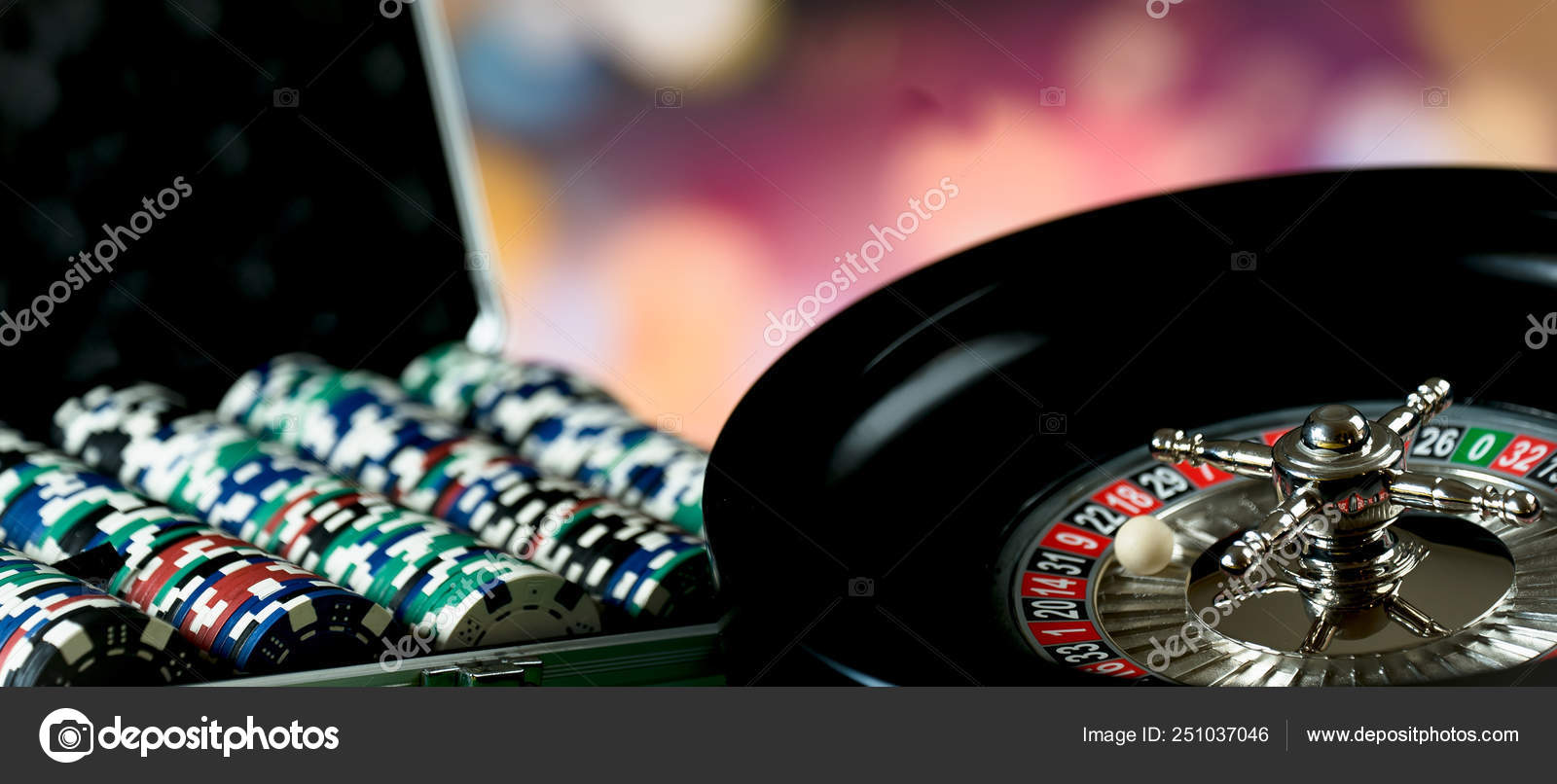 Latar Belakang Kasino Poker Chips Meja Judi Roda Roulette Bergerak — Stok Foto © AerialMike #251037046