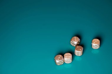 Arka plan bulanık nokta renkli oyun zar