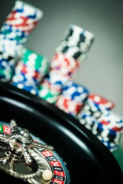 Casino Arka Plan Rulet Tekerleği Hareket Oyun Masada Poker Fişleri — Stok fotoğraf
