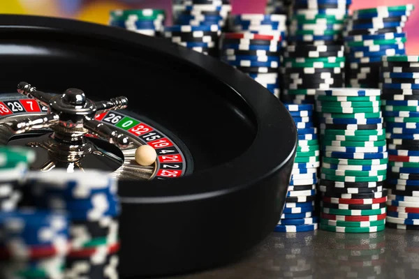 Latar Belakang Kasino Poker Chips Meja Judi Roda Roulette Bergerak — Stok Foto