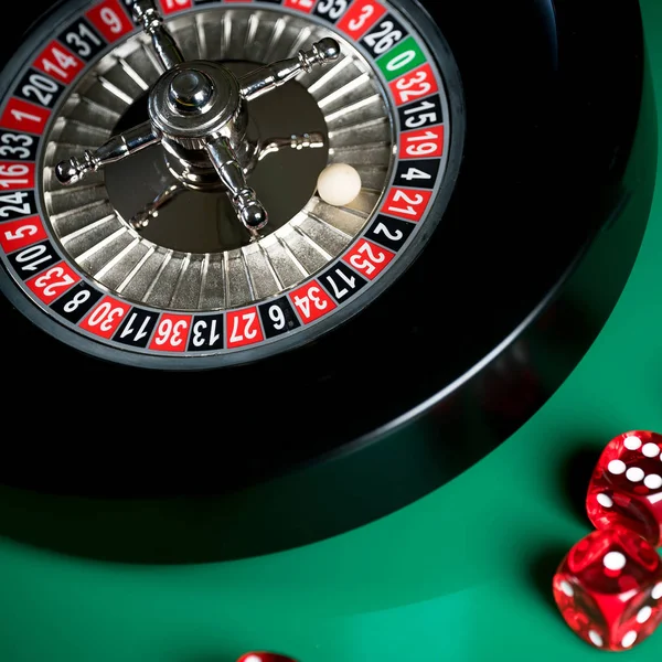 Casino Bakgrund Roulettehjulet Rörelse Och Dice Tärningar — Stockfoto