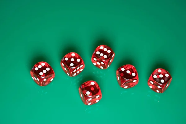 五颜六色的游戏骰子与模糊的背景上的点 — 图库照片