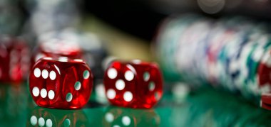 Arka plan bulanık nokta renkli oyun zar