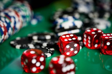 Arka plan bulanık nokta renkli oyun zar