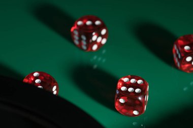 Arka plan bulanık nokta renkli oyun zar