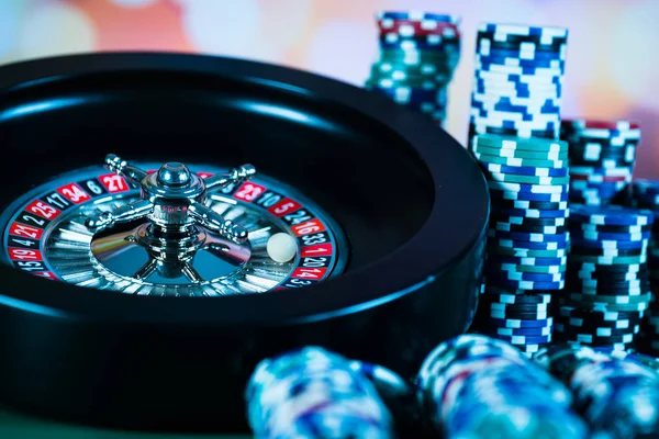 Casino Arka Plan Rulet Tekerleği Hareket Oyun Masada Poker Fişleri — Stok fotoğraf