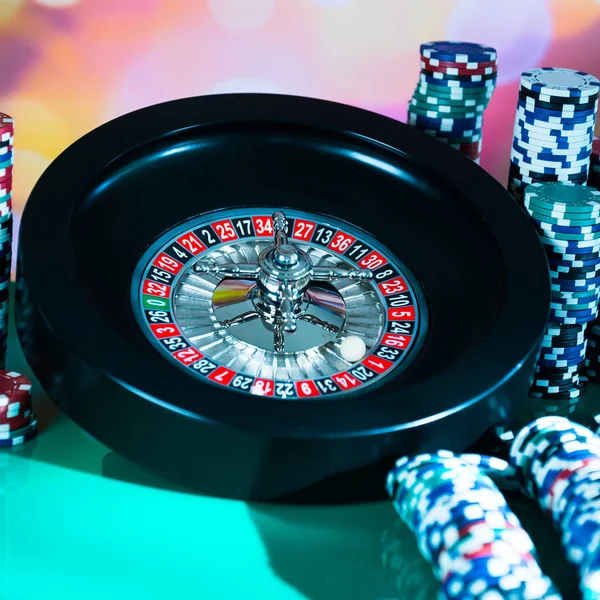 Casino Arka Plan Rulet Tekerleği Hareket Oyun Masada Poker Fişleri — Stok fotoğraf