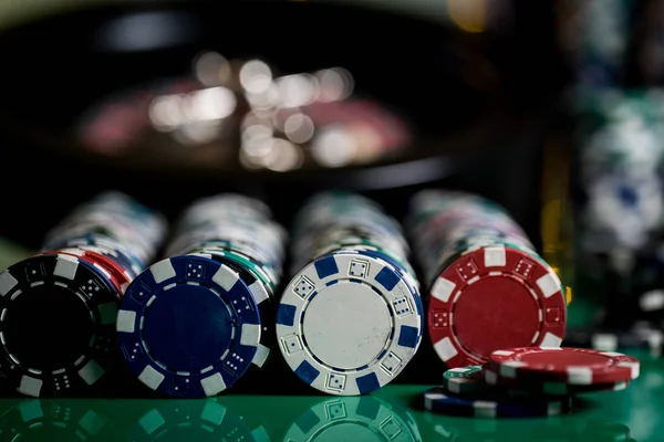 Крупный План Красочных Фишек Покера — стоковое фото