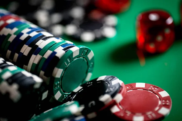 关闭五颜六色的游戏扑克筹码 — 图库照片