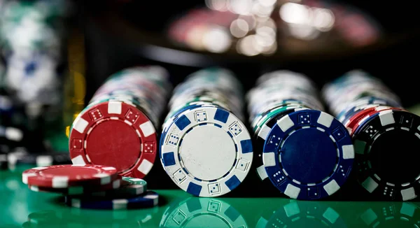 Κοντινό Κομμάτι Των Πολύχρωμων Chips Πόκερ Τυχερών Παιχνιδιών — Φωτογραφία Αρχείου
