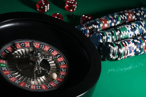 Latar Belakang Kasino Dadu Batu Dan Chip Poker Meja Judi — Stok Foto