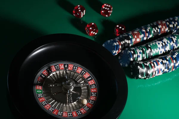 Fondo Del Casino Dados Fichas Póquer Mesa Juego Ruleta Rueda — Foto de Stock