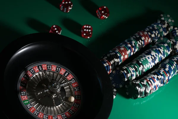 Fondo Del Casino Dados Fichas Póquer Mesa Juego Ruleta Rueda —  Fotos de Stock